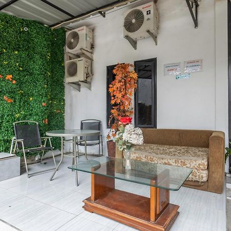 Oyo Life 2391 Baladewa Residence Syariah Karawang Esterno foto
