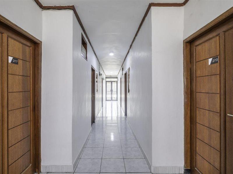 Oyo Life 2391 Baladewa Residence Syariah Karawang Esterno foto
