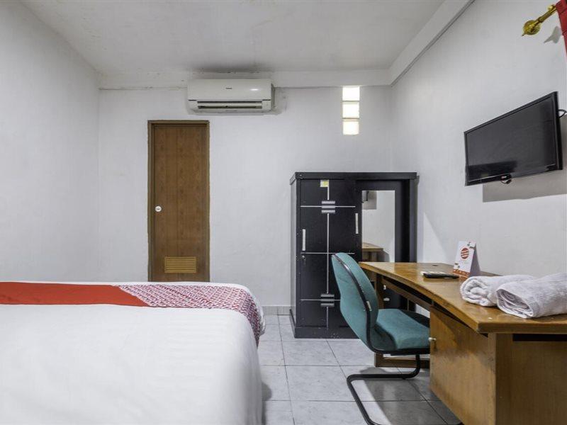 Oyo Life 2391 Baladewa Residence Syariah Karawang Esterno foto