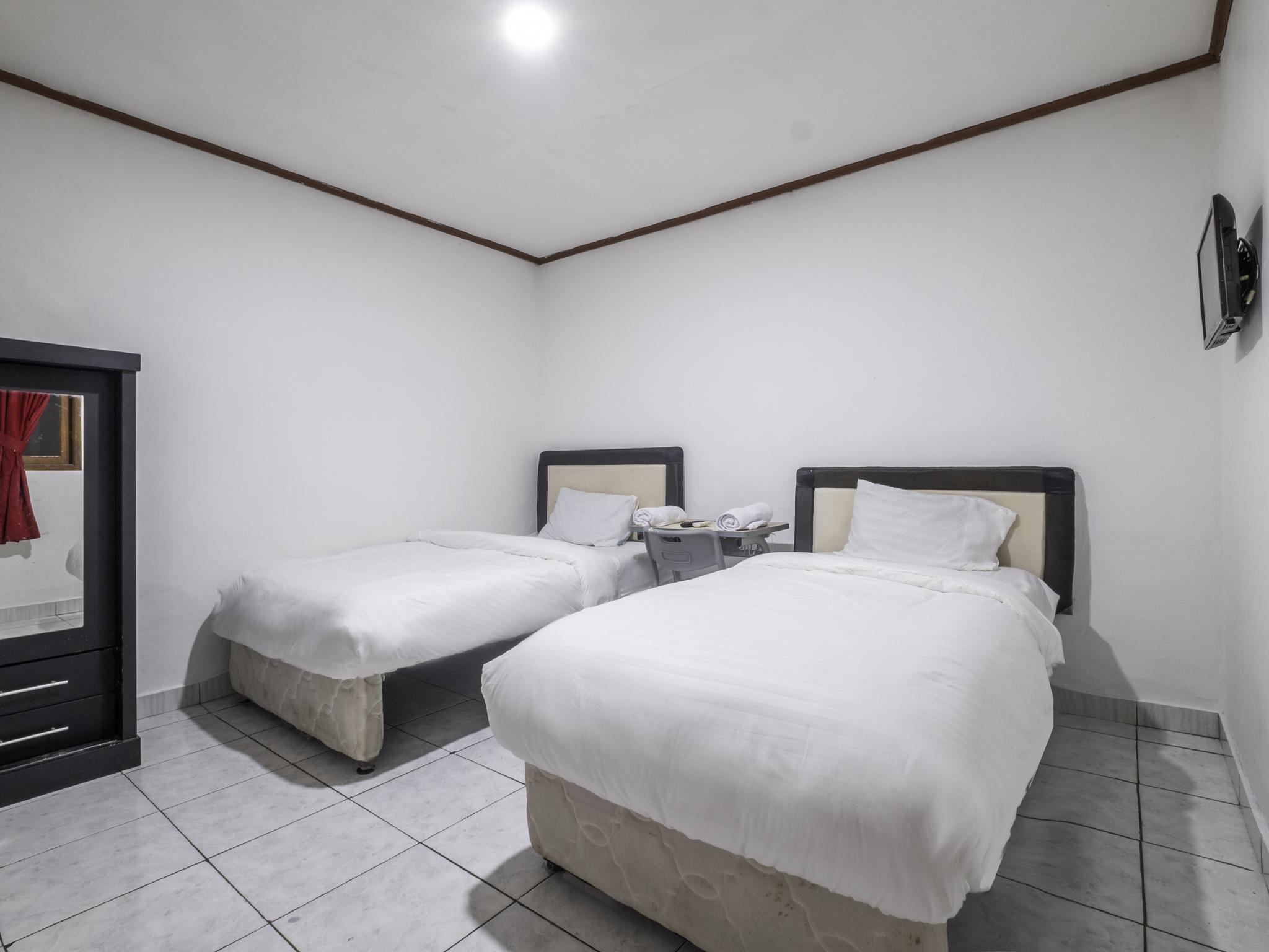 Oyo Life 2391 Baladewa Residence Syariah Karawang Esterno foto