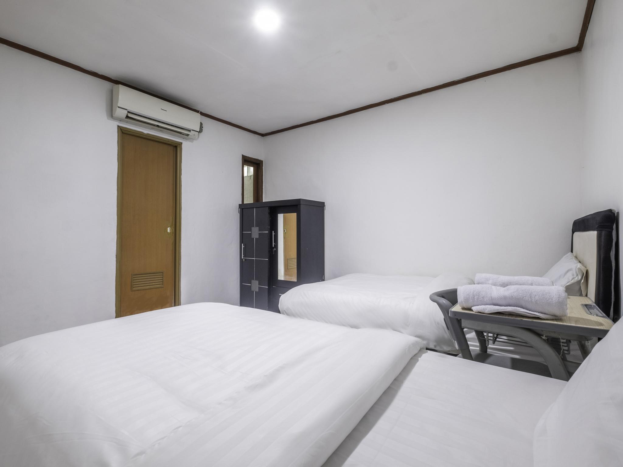 Oyo Life 2391 Baladewa Residence Syariah Karawang Esterno foto