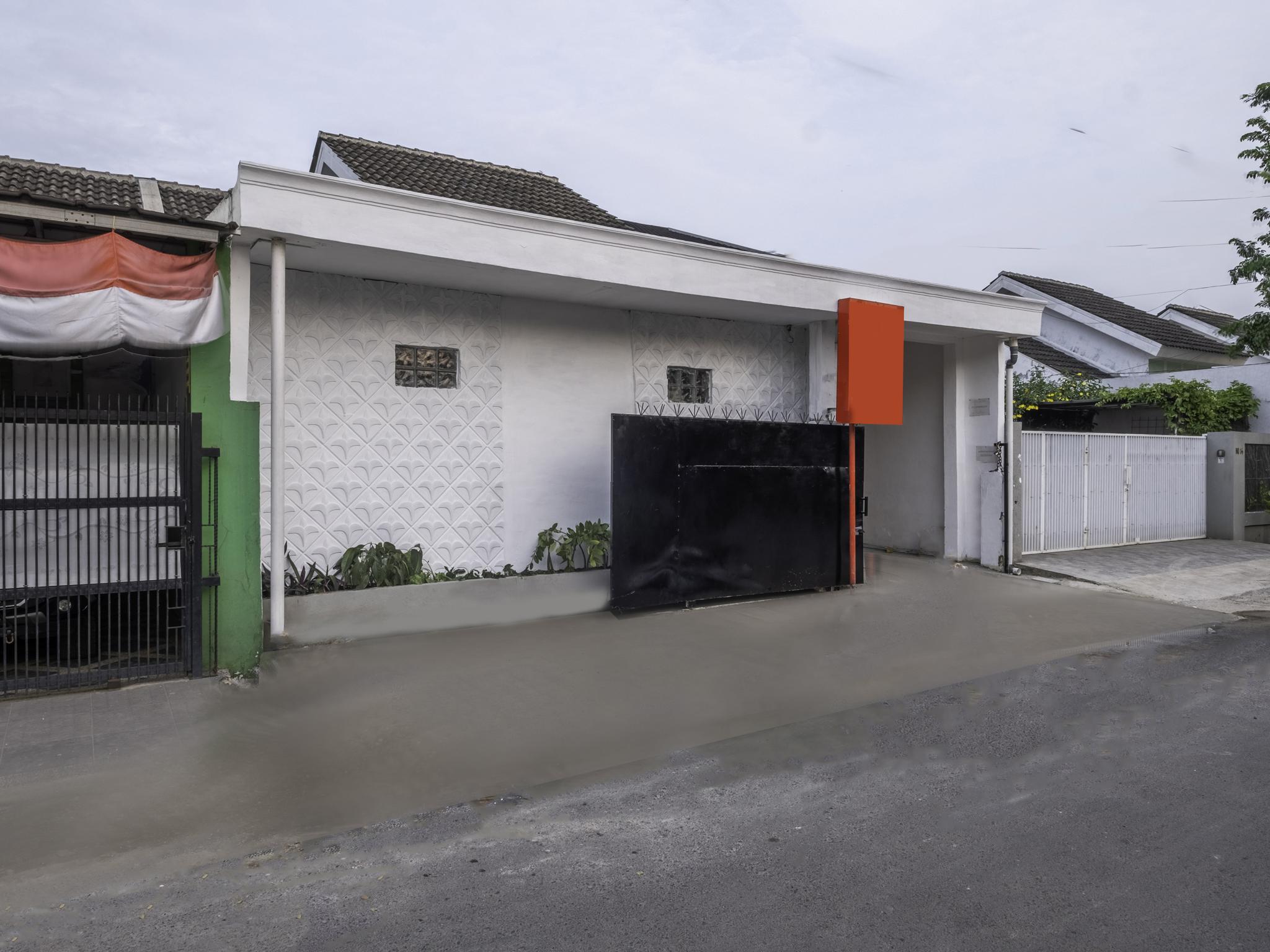Oyo Life 2391 Baladewa Residence Syariah Karawang Esterno foto