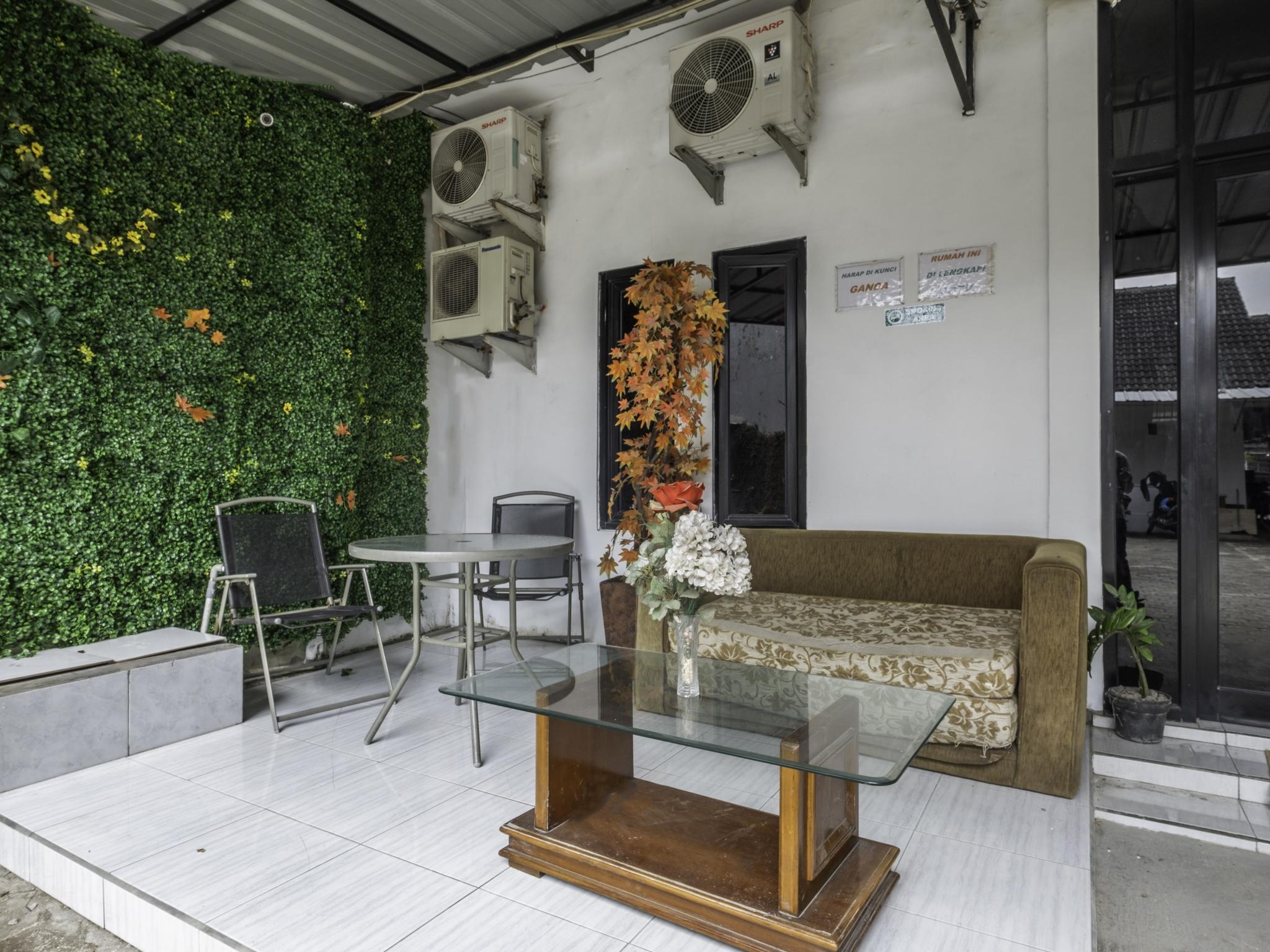 Oyo Life 2391 Baladewa Residence Syariah Karawang Esterno foto