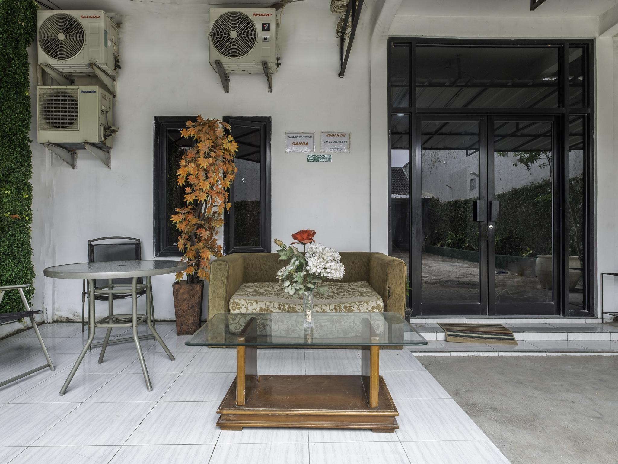 Oyo Life 2391 Baladewa Residence Syariah Karawang Esterno foto