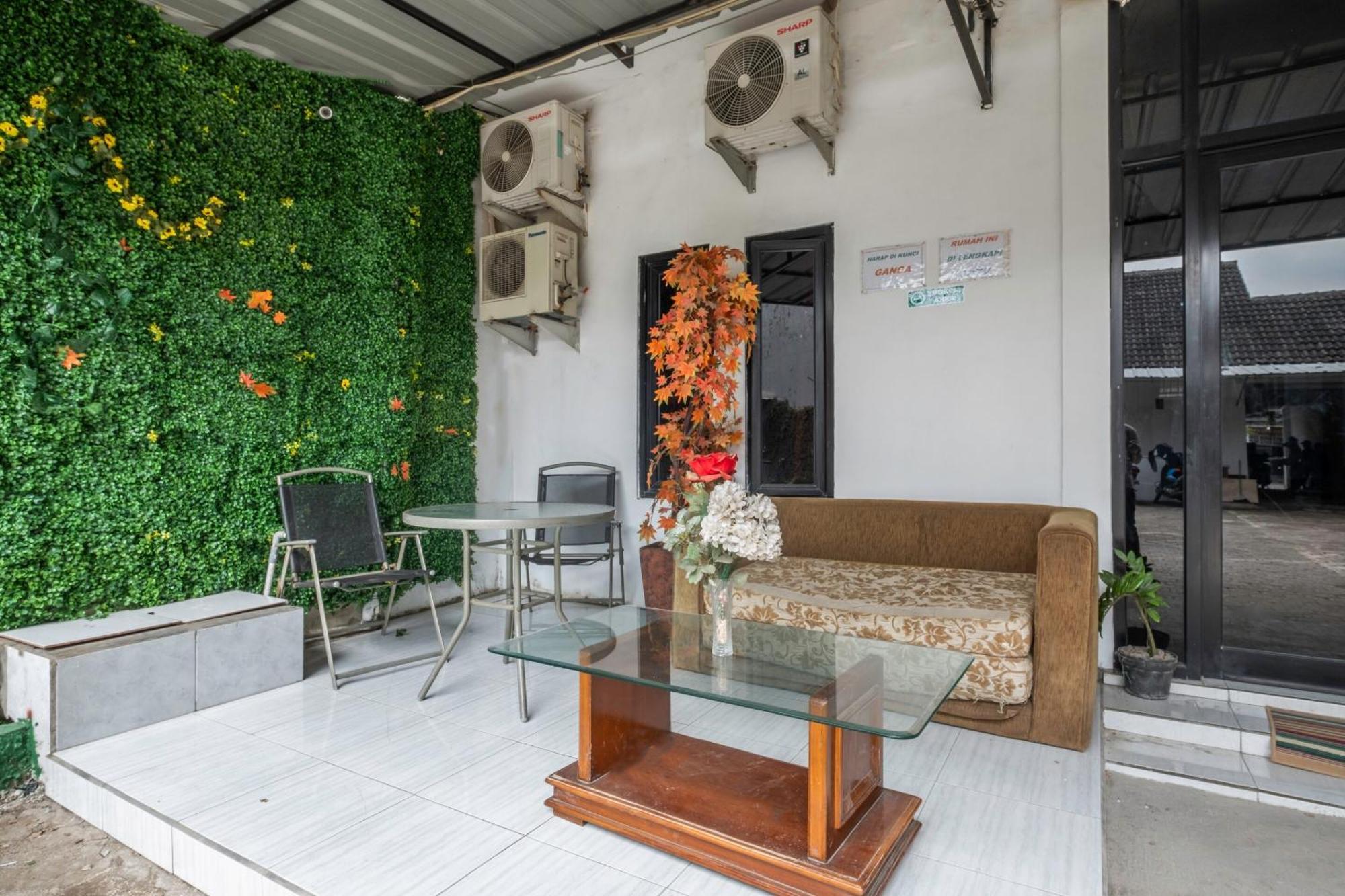 Oyo Life 2391 Baladewa Residence Syariah Karawang Esterno foto