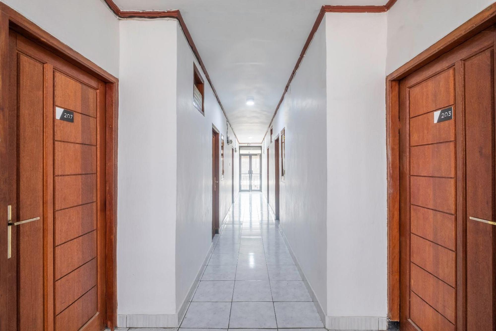 Oyo Life 2391 Baladewa Residence Syariah Karawang Esterno foto