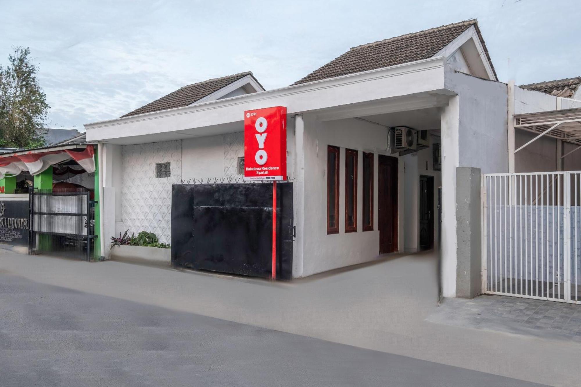 Oyo Life 2391 Baladewa Residence Syariah Karawang Esterno foto