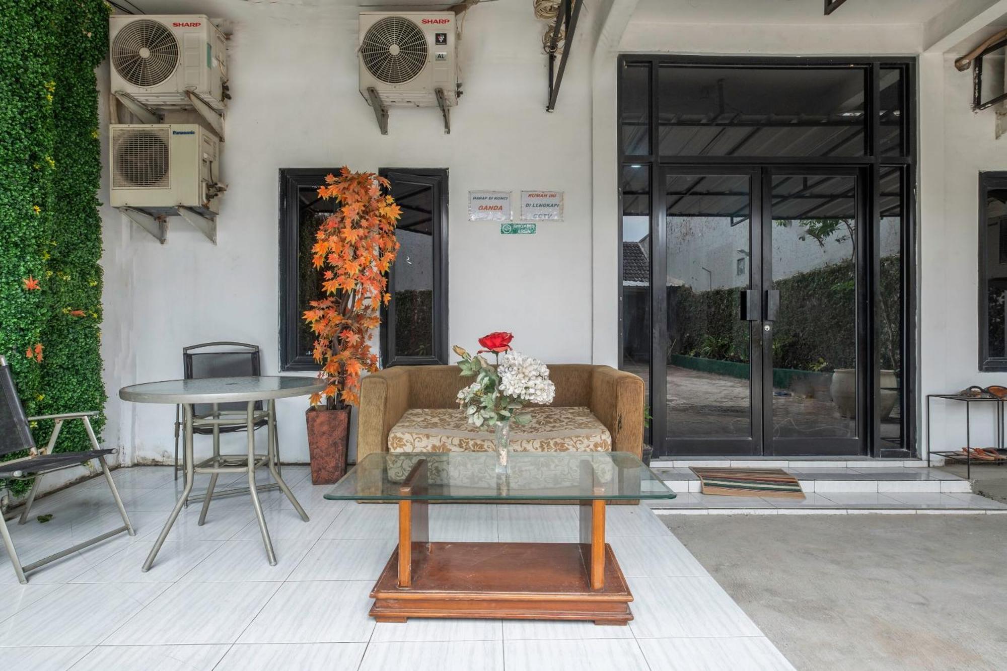Oyo Life 2391 Baladewa Residence Syariah Karawang Esterno foto