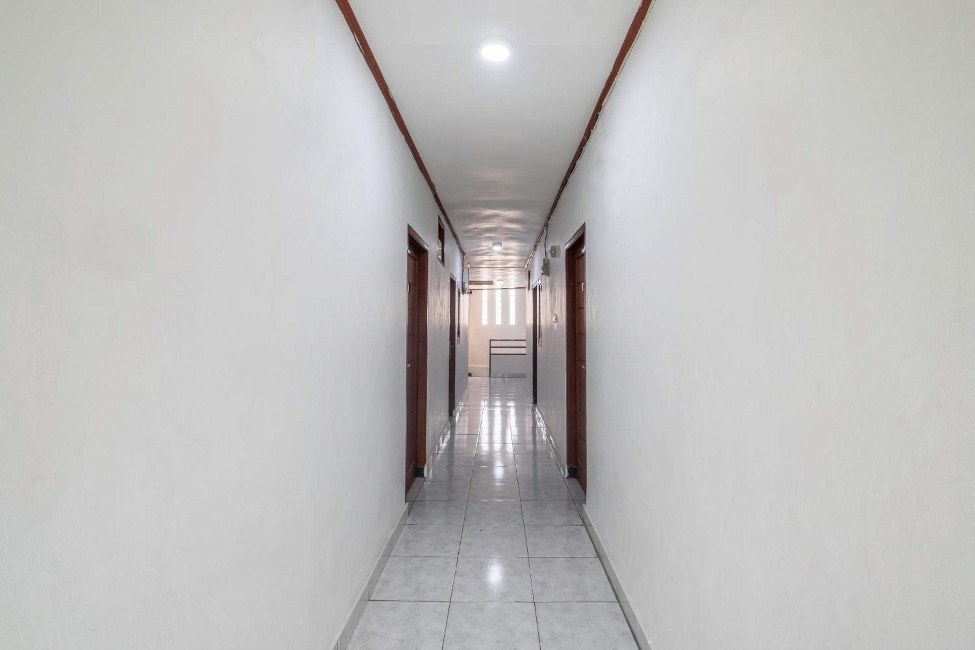 Oyo Life 2391 Baladewa Residence Syariah Karawang Esterno foto
