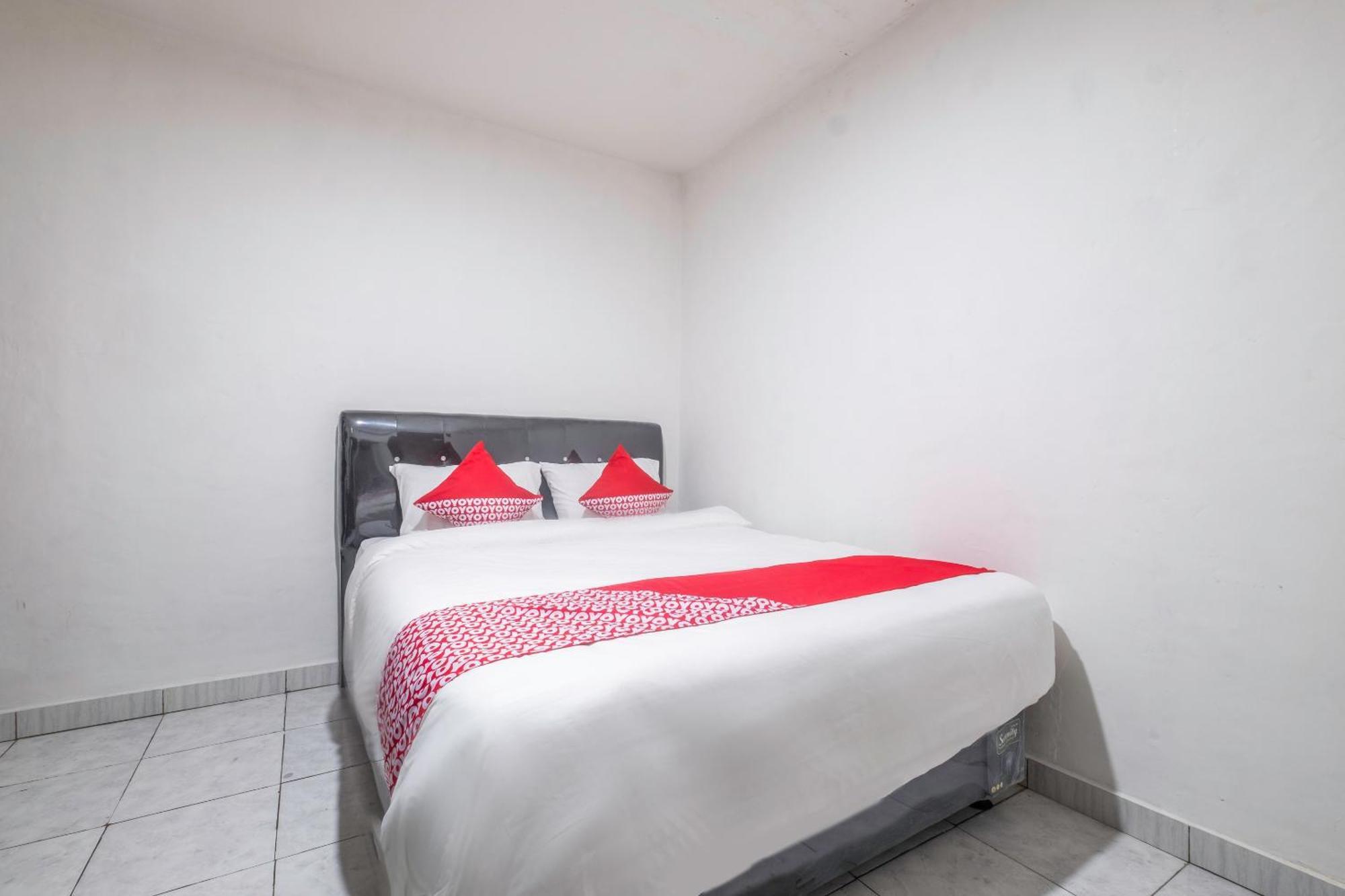 Oyo Life 2391 Baladewa Residence Syariah Karawang Esterno foto