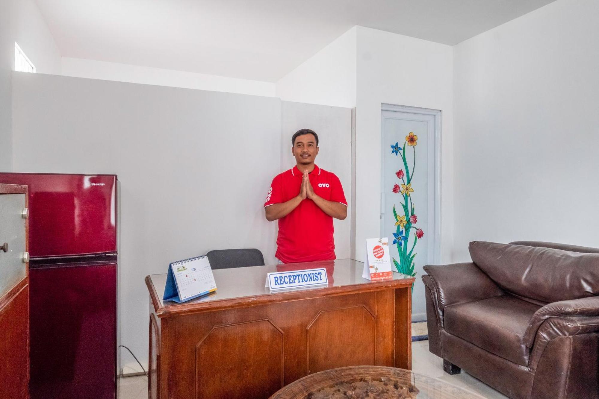 Oyo Life 2391 Baladewa Residence Syariah Karawang Esterno foto