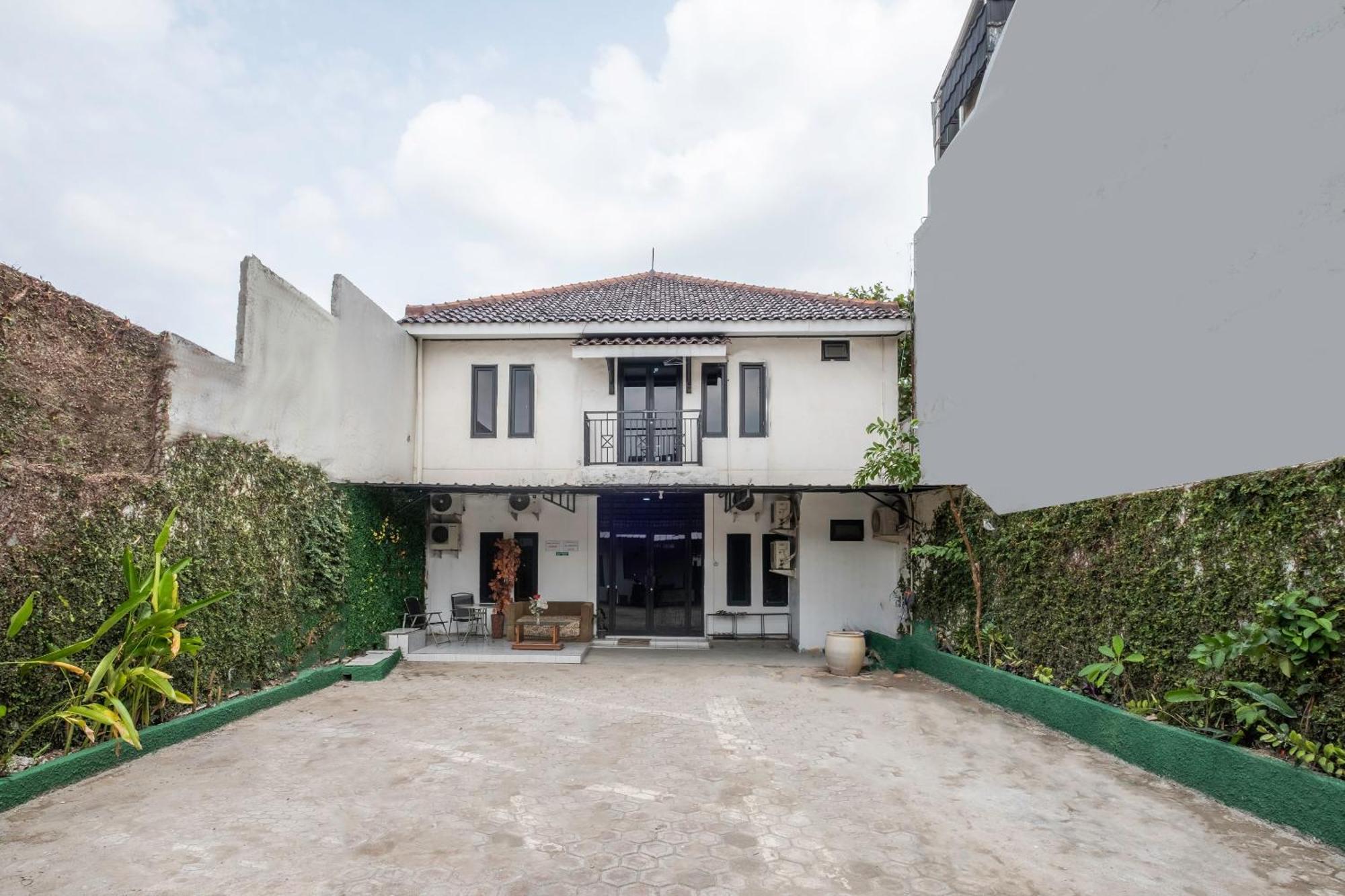 Oyo Life 2391 Baladewa Residence Syariah Karawang Esterno foto