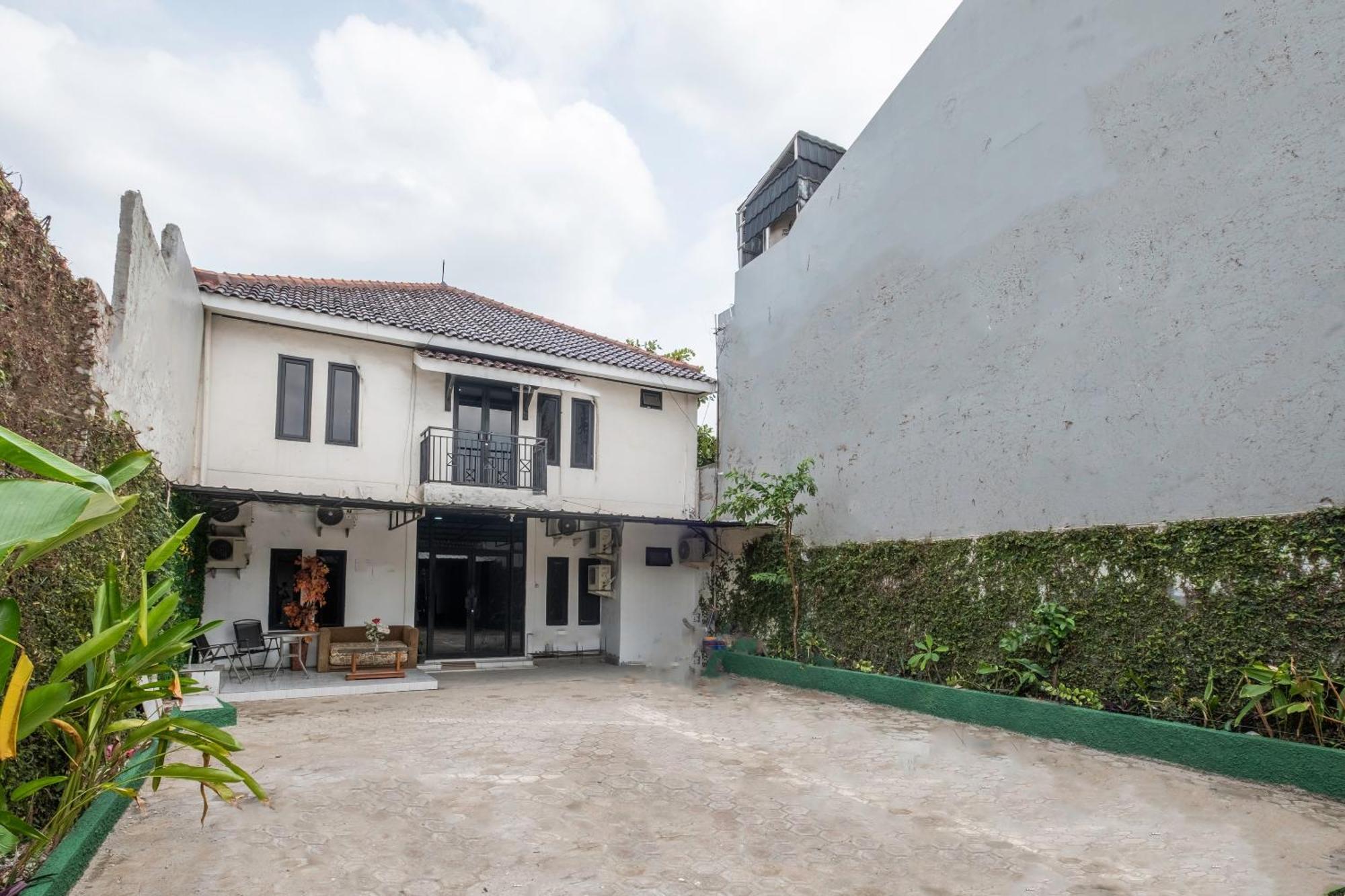 Oyo Life 2391 Baladewa Residence Syariah Karawang Esterno foto